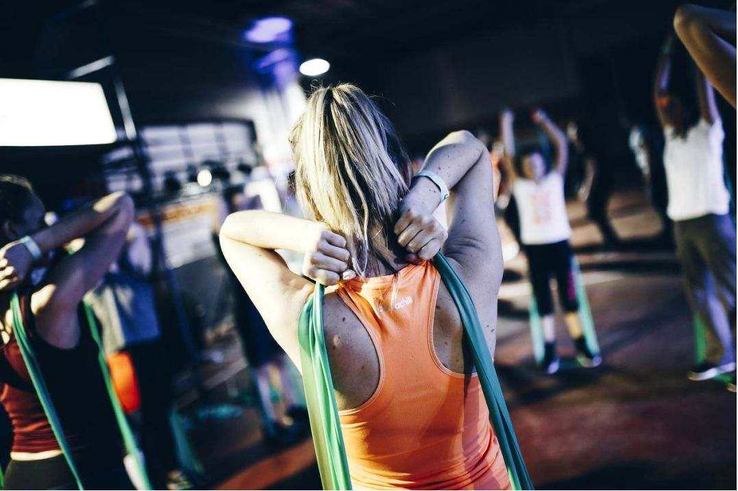 Clase HIIT en sala